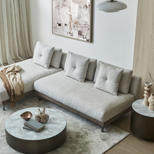 カジュアルになりすぎない、大人エレガントな雰囲気を醸し出すソファシリーズ「ベルベスタ」。 #A49シャイングレー/PLT112ヨーロピアングレー