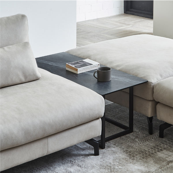 グラシエーロソファの多様なレイアウトに適応できるようにデザインしております。 #ブラックストーン