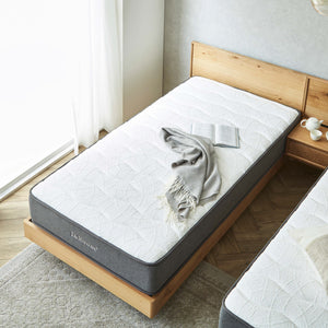 防ダニ・抗菌・防臭効果のある「マイティトップ®Ⅱ」樹脂綿を使用。通常の綿より通気性がよく、吸湿発散性に優れた高密度ニット生地とともにサラッとした肌触りを実現します。※画像はシングルサイズです。 #シングル