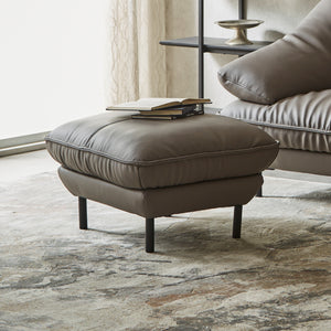 新しい形とボリューム感が特徴的なソファ、「バスカロ」。自然と溶け込みながら圧倒的な存在感を与えます。 #SILT24 スレートグレー（シルキーレザーテックス）