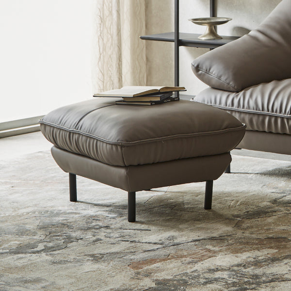 新しい形とボリューム感が特徴的なソファ、「バスカロ」。自然と溶け込みながら圧倒的な存在感を与えます。 #SILT24 スレートグレー（シルキーレザーテックス）