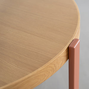 OAK色の脚には木とも馴染みの良い、やや落ち着いたオレンジをセレクトしています。 #オーク