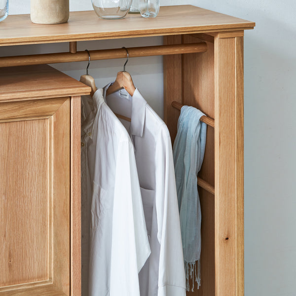 横にはハンガーバーがあり、シャツやジャケットを掛けて収納できます。側面にもバーが付いているので、ストールなどの長さがあるものも掛けて収納可能。S字フックを使用すればさらに収納の幅が広がります。 #Default Title