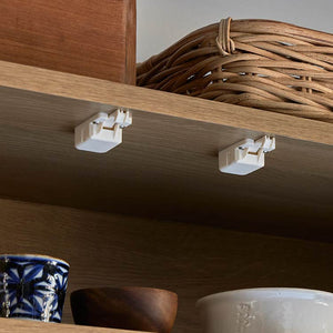 地震などで揺れを感じた際、扉に自動でロックがかかる耐震ラッチが付いています。 #Default Title