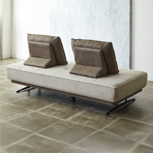 お部屋の中央にレイアウトしても、圧迫感を与えず、空間を広く見せてくれます。 #PLT101 ブルースター（プライムレザーテックス）