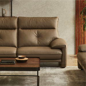 しっかりと身体を支えるハイバックデザインは、首・頭部をあずけてゆったりとくつろげます。 #FLT01 フォギーグレージュ（ファインレザーテックス）