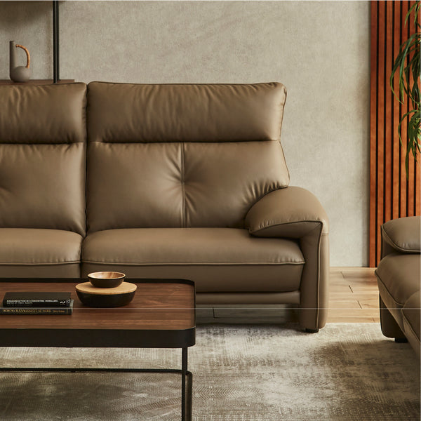 しっかりと身体を支えるハイバックデザインは、首・頭部をあずけてゆったりとくつろげます。 #FLT01 フォギーグレージュ（ファインレザーテックス）