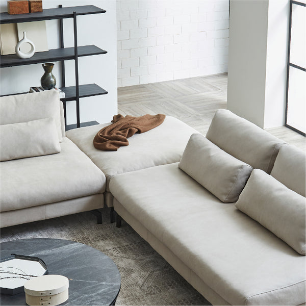 エレガントな雰囲気のソファに細身でスタイリッシュな脚をプラス。 #PLT111 プラチナグレー（プライムレザーテックス）