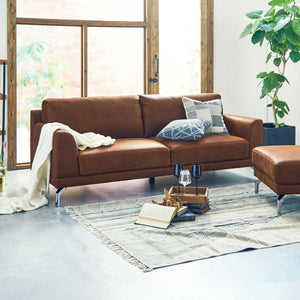 大きめのサイズ感を活かすため、座面・背クッション・肘部それぞれ厚みをもたせています。 #LT01 キャメル（レザーテックス アニリン）