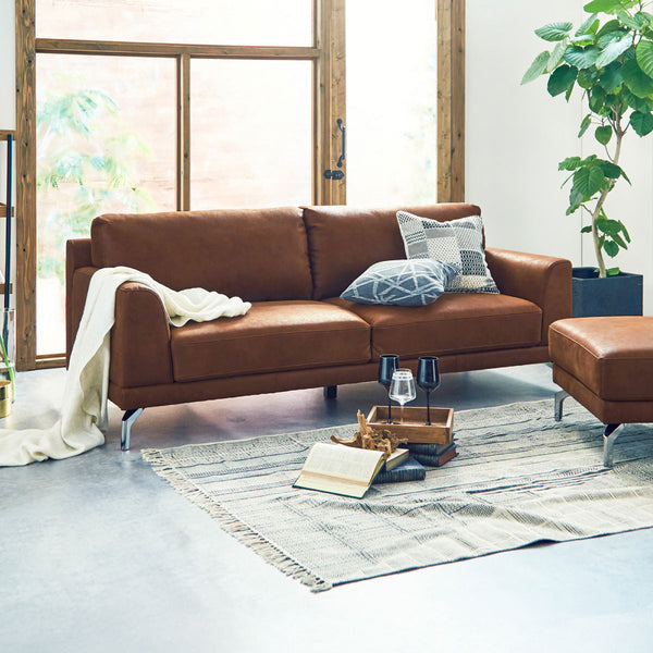 大きめのサイズ感を活かすため、座面・背クッション・肘部それぞれ厚みをもたせています。 #LT01 キャメル（レザーテックス アニリン）