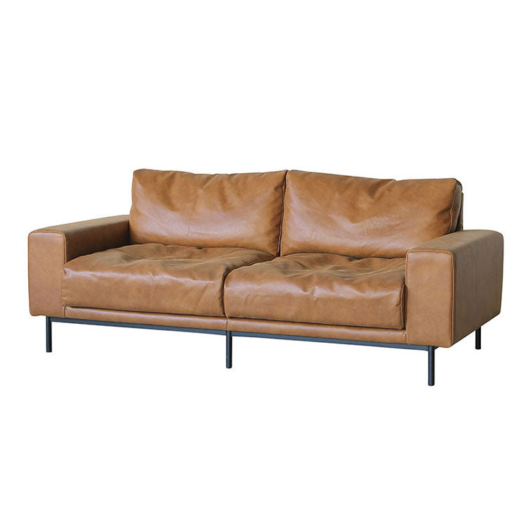 身体に馴染むように、くったりと沈み込む座り心地が特徴のソファ。