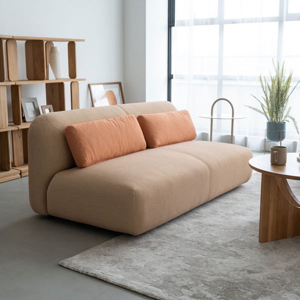 自然光が差し込むリビングに、やわらかな色合いが心地よくなじむMIUM。 空間を広く見せる低め設計も魅力です。 #アプリコット