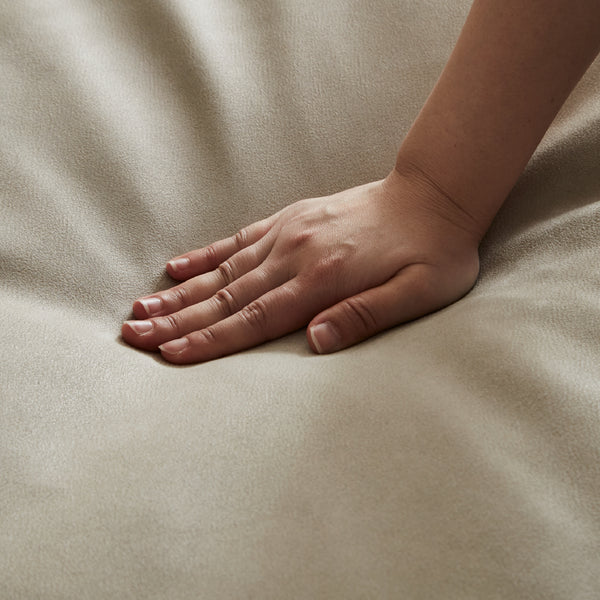 張地は当社オリジナルのレザーテックスシリーズ生地を採用。心地のよい肌触りと上品な質感が特徴です。 #PLT101 ブルースター（プライムレザーテックス）