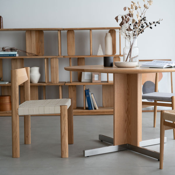 毎日の食事をもっと心地よく。北欧テイスト 円形テーブルとして、シンプルでやさしい空間づくりにマッチします。 #オーク