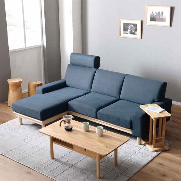 ソファと同じ生地を使用することで、統一感を持たせ、どこから見ても美しい佇まいを実現しました。 #PLT101 ブルースター（プライムレザーテックス）