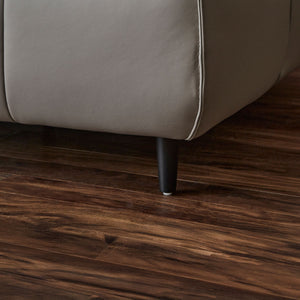 スチールの黒く細い脚が、ボリューム感のあるソファに軽やかさとシャープさを与え全体の印象引き締めます。 #SILT21 スノーホワイト（シルキーレザーテックス） #シルキーレザーテックス