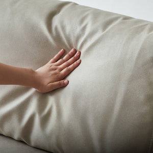 張地にはレザーテックス生地を使用。夏は通気性が良く、冬はひんやりしにくいので年中快適に過ごせます。 #PLT111 プラチナグレー×FLT02 シャドーグレージュ