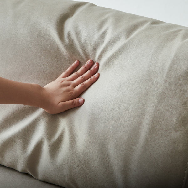 張地にはレザーテックス生地を使用。夏は通気性が良く、冬はひんやりしにくいので年中快適に過ごせます。 #PLT111 プラチナグレー×FLT02 シャドーグレージュ