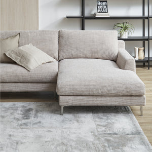 座面には高密度ウレタンフォームを使用し、やさしく包み込まれるような座り心地に仕上げました。 #F53 シルキーグレージュ（ファブリックBランク） #右カウチ