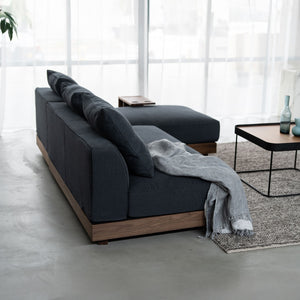 ソファの座面下にはウォールナット材を使い、ファブリックの優しい雰囲気と木の温かみを引き立てます。 #ボームルチャコール