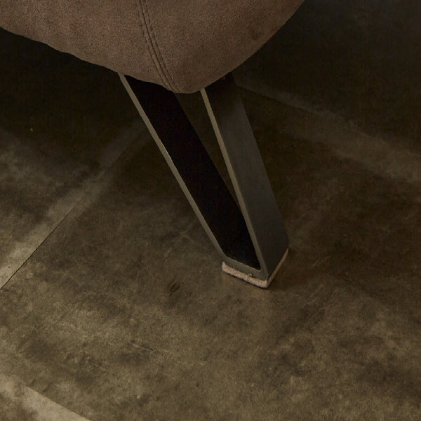 モダンな印象を引き立てるステンレス脚を採用。脚裏には床へのダメージを防ぐフェルトが付いています。 #PLT106 オータムブラウン（プライムレザーテックス）