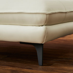 スタイリッシュな脚部までこだわり抜いたデザインは、お部屋に高級感を与えます。 #SILT22 フロスホワイト（シルキーレザーテックス） #左カウチ