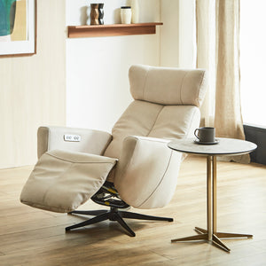 背もたれとフットレストをそれぞれ独立してリクライニングできる電動リクライナー機能付きパーソナルソファ。 #Default Title