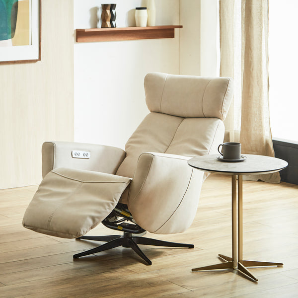 背もたれとフットレストをそれぞれ独立してリクライニングできる電動リクライナー機能付きパーソナルソファ。 #Default Title