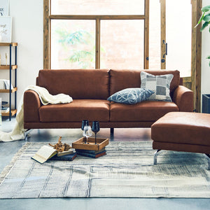 シルバー脚が印象的な、重厚感のあるヨーロピアンモダンなデザインの大型のソファです。 #LT01 キャメル（レザーテックス アニリン）