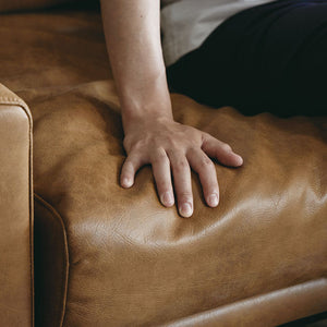 フェザーの下には身体をしっかり支えてくれる、高品質のウレタンフォームを使用。 #オーカーブラウン（スーパーレザーテックス）