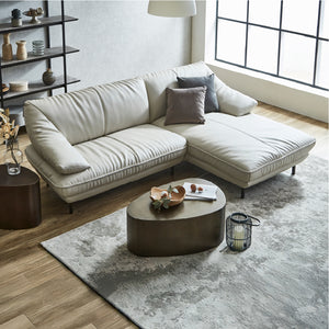 新しい形とボリューム感が特徴的なソファ、「バスカロ」。自然と溶け込みながら圧倒的な存在感を与えます。 #SILT22 フロスホワイト（シルキーレザーテックス） #左カウチ