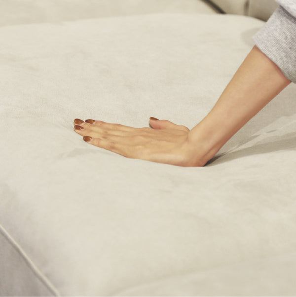 座面には、硬さの異なる2層の高密度ウレタンフォームを使用。硬めでコシがある座り心地です。 #LT01 キャメル（レザーテックス アニリン） #木脚