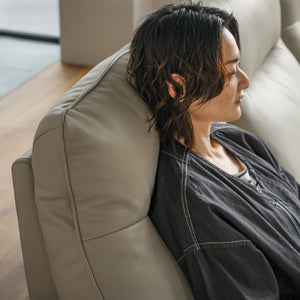 背もたれは高めにデザインしており、首・頭部をあずけてゆったりとリラックスできるハイバック仕様です #FLT05 シフォンベージュ（ファインレザーテックス） #左カウチ