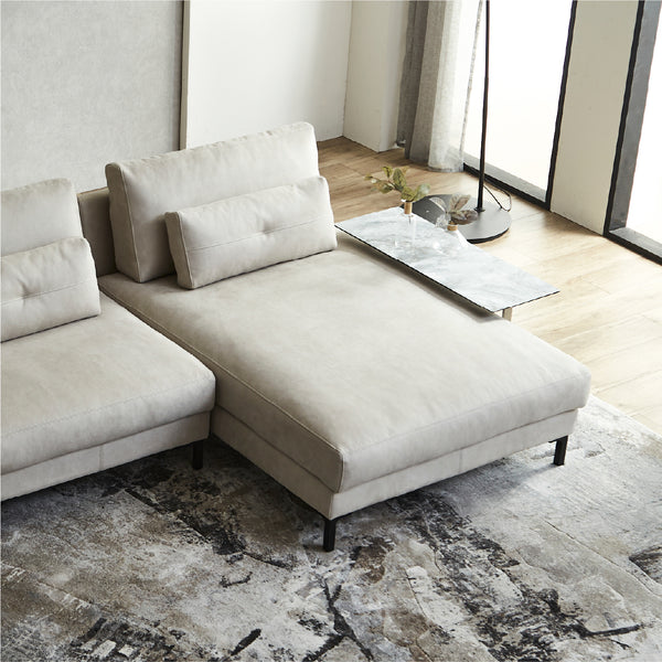 高級感のあるシンプルモダンな雰囲気で、圧迫感のないロースタイル設計。 #PLT111 プラチナグレー（プライムレザーテックス）