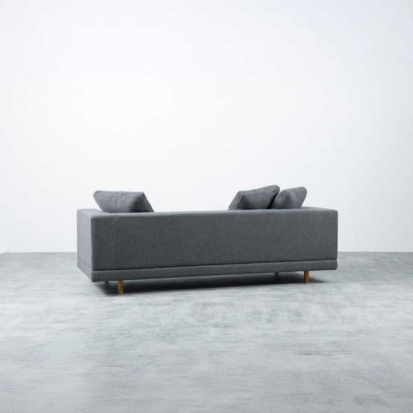 ステッチを隠したニュートラルなデザインは様々なスタイルのインテリアに馴染みます。 #F5チャコール