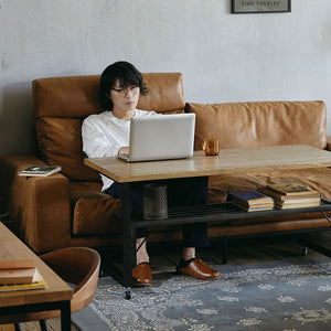 お部屋の中でも存在感のあるソファ、高さを抑えることでお部屋が広く感じます。 #オーカーブラウン（スーパーレザーテックス）