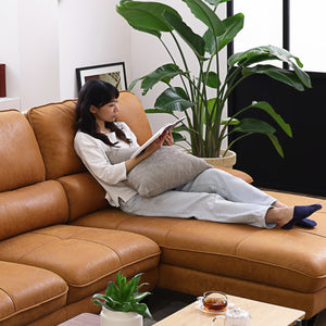 背クッションにはもっちりとした触り心地のシリコンフィルを使用。ランバーサポートが腰を支えてくれるので、長時間でも疲れにくく快適です。 #LT01 キャメル（レザーテックス アニリン）