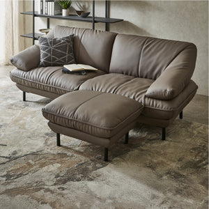 別売りのオットマンを組み合わせることで、足をのばしてくつろげるスタイルとしてもお使いいただけます。 #SILT24 スレートグレー（シルキーレザーテックス）