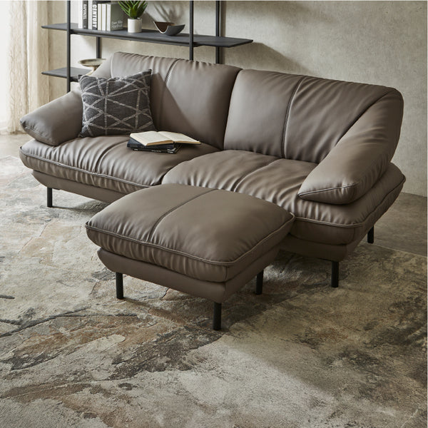 別売りのオットマンを組み合わせることで、足をのばしてくつろげるスタイルとしてもお使いいただけます。 #SILT24 スレートグレー（シルキーレザーテックス）