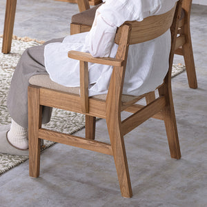 ニレの無垢材を使用しており、落ち着いたトーンの優しい木目が特徴です。オイル塗装なので木の質感や温かみが感じられます。 #サンドベージュ #肘無