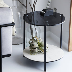 天板には強化ガラスを使用し、飛散防止フィルムもプラス。下段は落ち着きのあるセラミックを使用することで、異素材の組み合わせを楽しめます。 #ホワイト