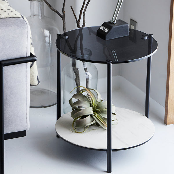 天板には強化ガラスを使用し、飛散防止フィルムもプラス。下段は落ち着きのあるセラミックを使用することで、異素材の組み合わせを楽しめます。 #ホワイト