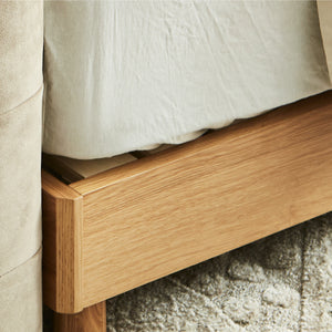 フレームは、美しい木目のオーク材を採用しており、<br> 上質で洗練された雰囲気を演出。 #シングル #ベッドフレーム単体