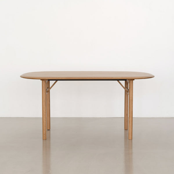 シンプルながら温かみを感じられるアーニーは、毎日の食卓をより心地よい時間に変えてくれます。 #Default Title