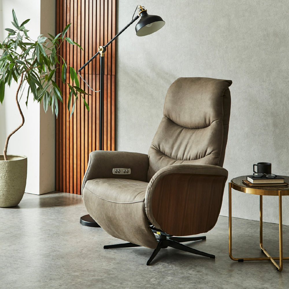 背もたれとフットレストがそれぞれ独立してリクライニングできる電動パーソナルチェア