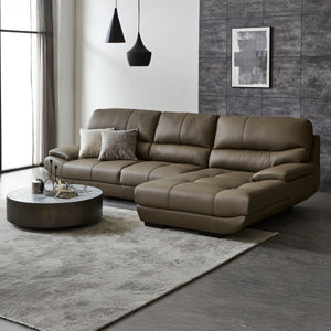 座面高さを低めに設定し少し広めの座面で仕上げることで、ゆったりと座ることができます。 #PLT113 モードグレー（プライムレザーテックス）