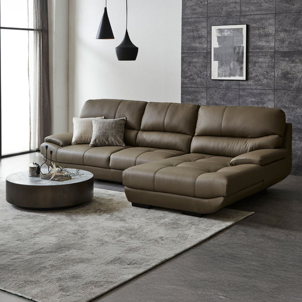 座面高さを低めに設定し少し広めの座面で仕上げることで、ゆったりと座ることができます。 #PLT113 モードグレー（プライムレザーテックス）