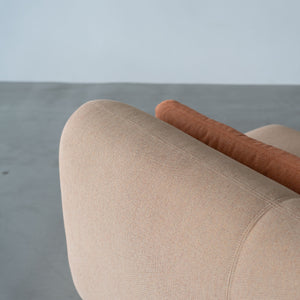 やわらかな曲線が生み出す、包み込まれるような安心感。 MIUMらしさを象徴するディテールです。 #アプリコット