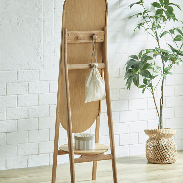 姿見としての役割に加え、背面には便利な機能をプラスし、使いやすさとデザイン性を両立しました。 #節有オーク