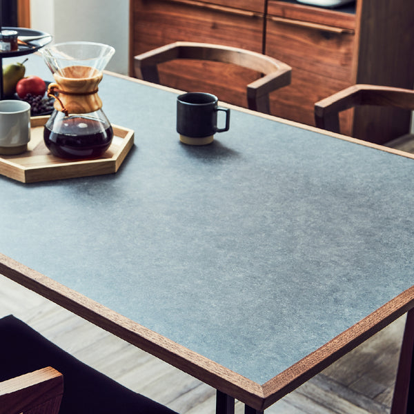 ウォールナット×グレー石目：コンクリートの質感を再現した重厚感のあるグレー。 #ウォールナット × メラミン グレー石目 #幅150cm #スチール脚A